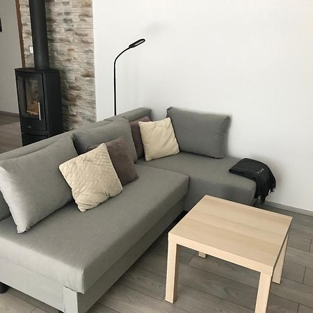 Prijemny Apartman Krovi V Rodinnem Domku Se Sdilenym Bazenem, Terasou A Zahradou Eksteriør billede