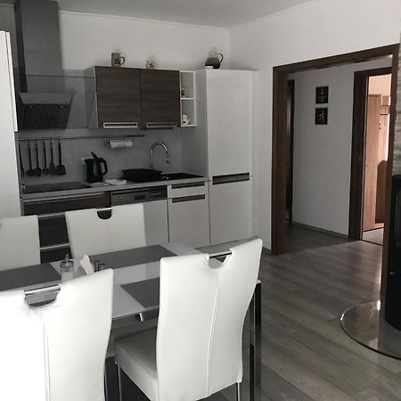 Prijemny Apartman Krovi V Rodinnem Domku Se Sdilenym Bazenem, Terasou A Zahradou Eksteriør billede
