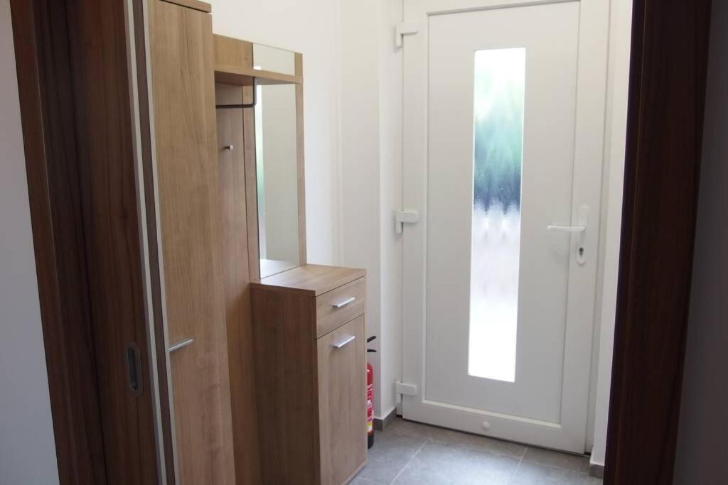 Prijemny Apartman Krovi V Rodinnem Domku Se Sdilenym Bazenem, Terasou A Zahradou Eksteriør billede