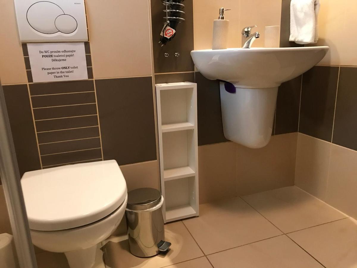 Prijemny Apartman Krovi V Rodinnem Domku Se Sdilenym Bazenem, Terasou A Zahradou Eksteriør billede
