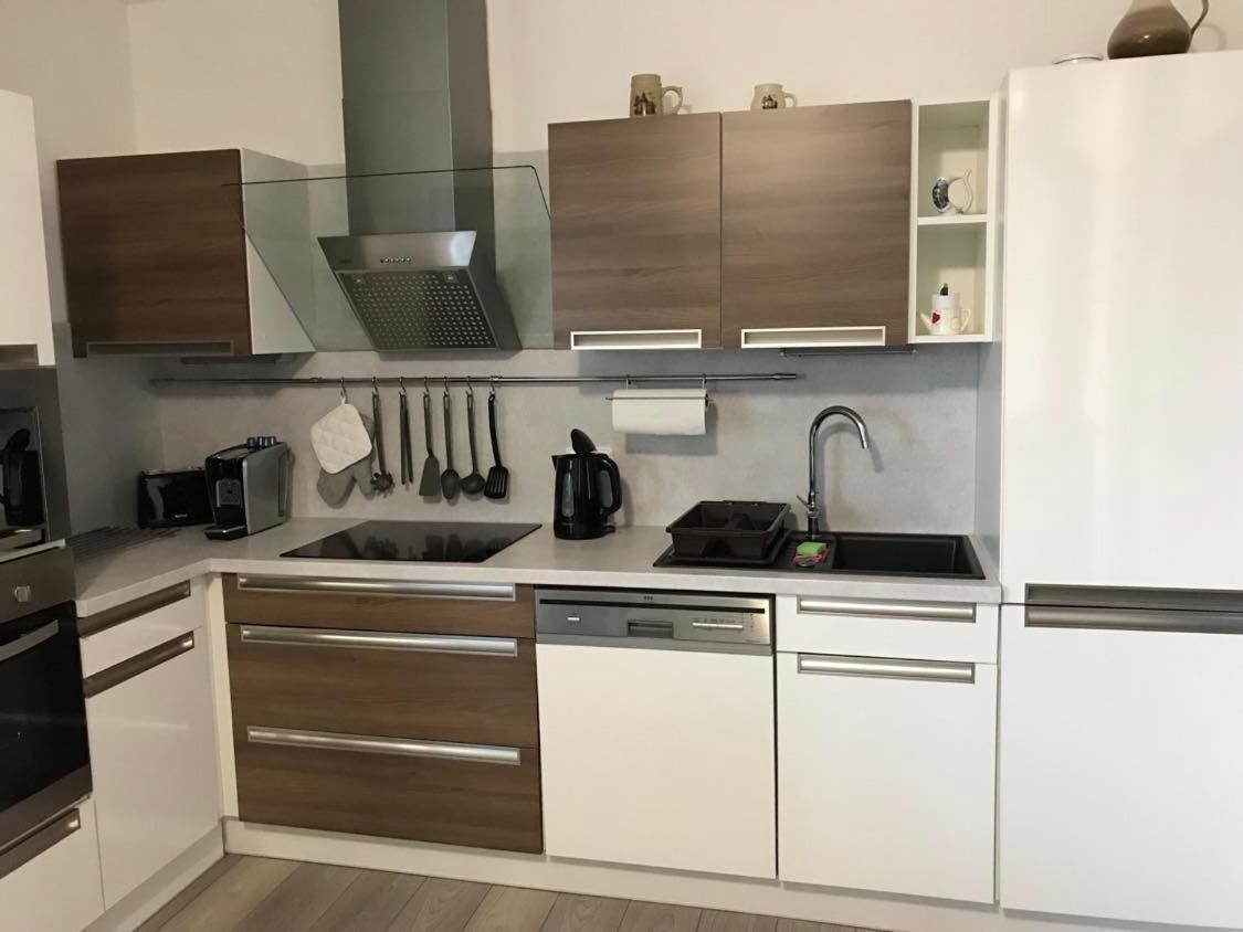 Prijemny Apartman Krovi V Rodinnem Domku Se Sdilenym Bazenem, Terasou A Zahradou Eksteriør billede
