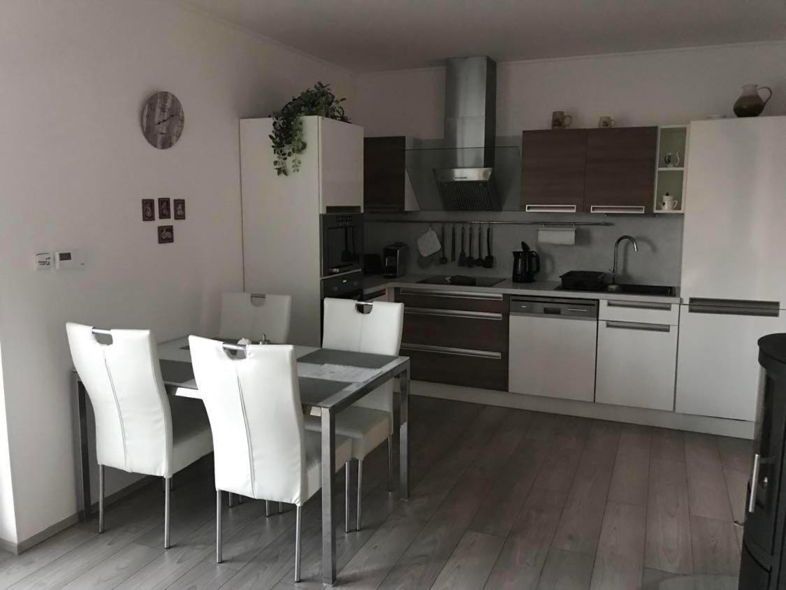 Prijemny Apartman Krovi V Rodinnem Domku Se Sdilenym Bazenem, Terasou A Zahradou Eksteriør billede
