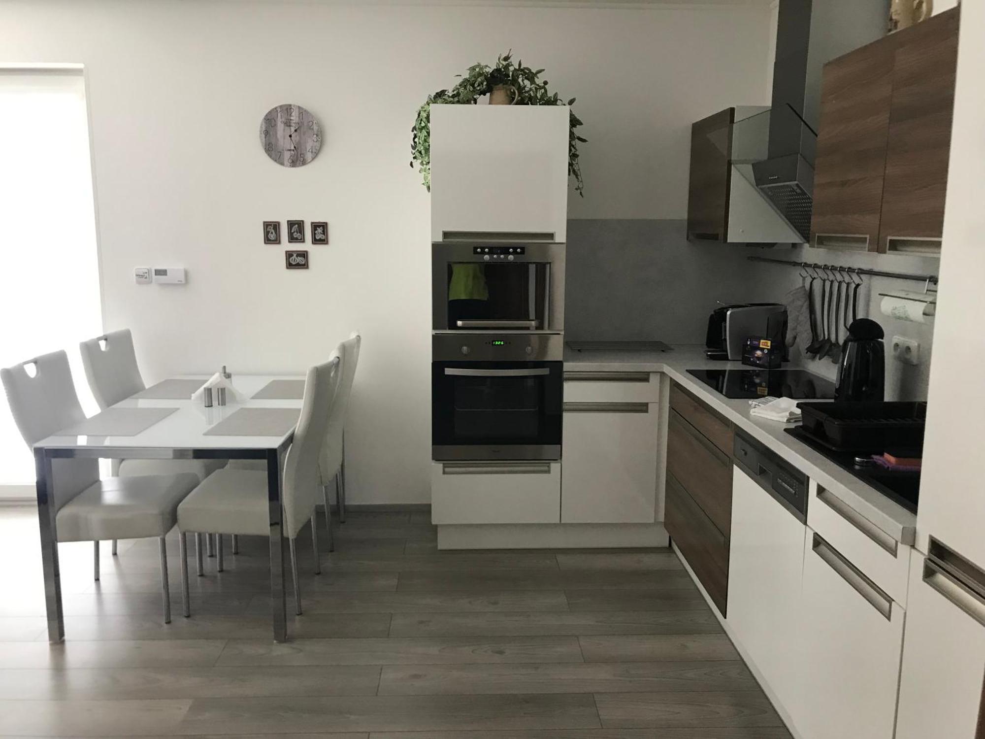 Prijemny Apartman Krovi V Rodinnem Domku Se Sdilenym Bazenem, Terasou A Zahradou Eksteriør billede