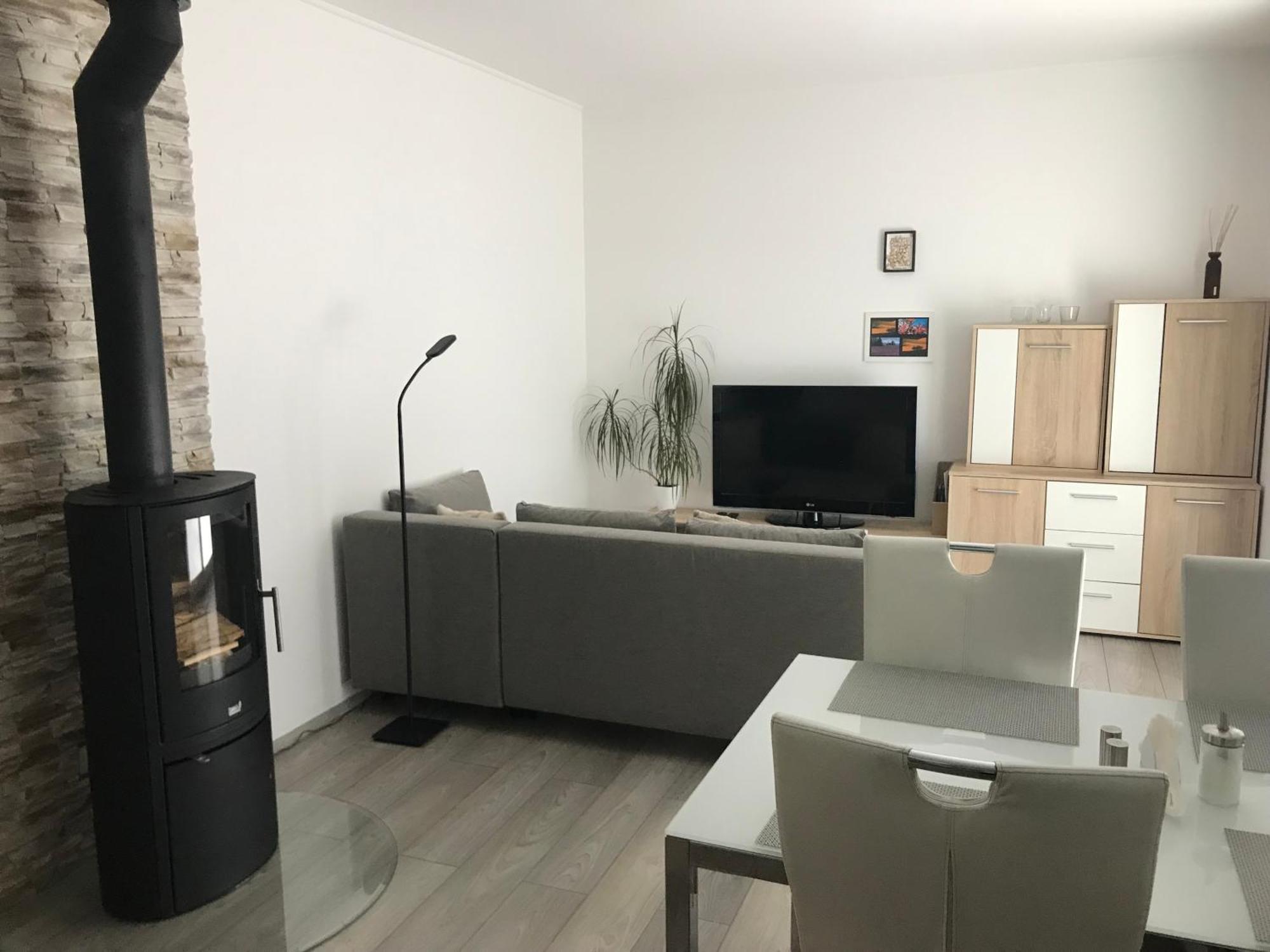 Prijemny Apartman Krovi V Rodinnem Domku Se Sdilenym Bazenem, Terasou A Zahradou Eksteriør billede