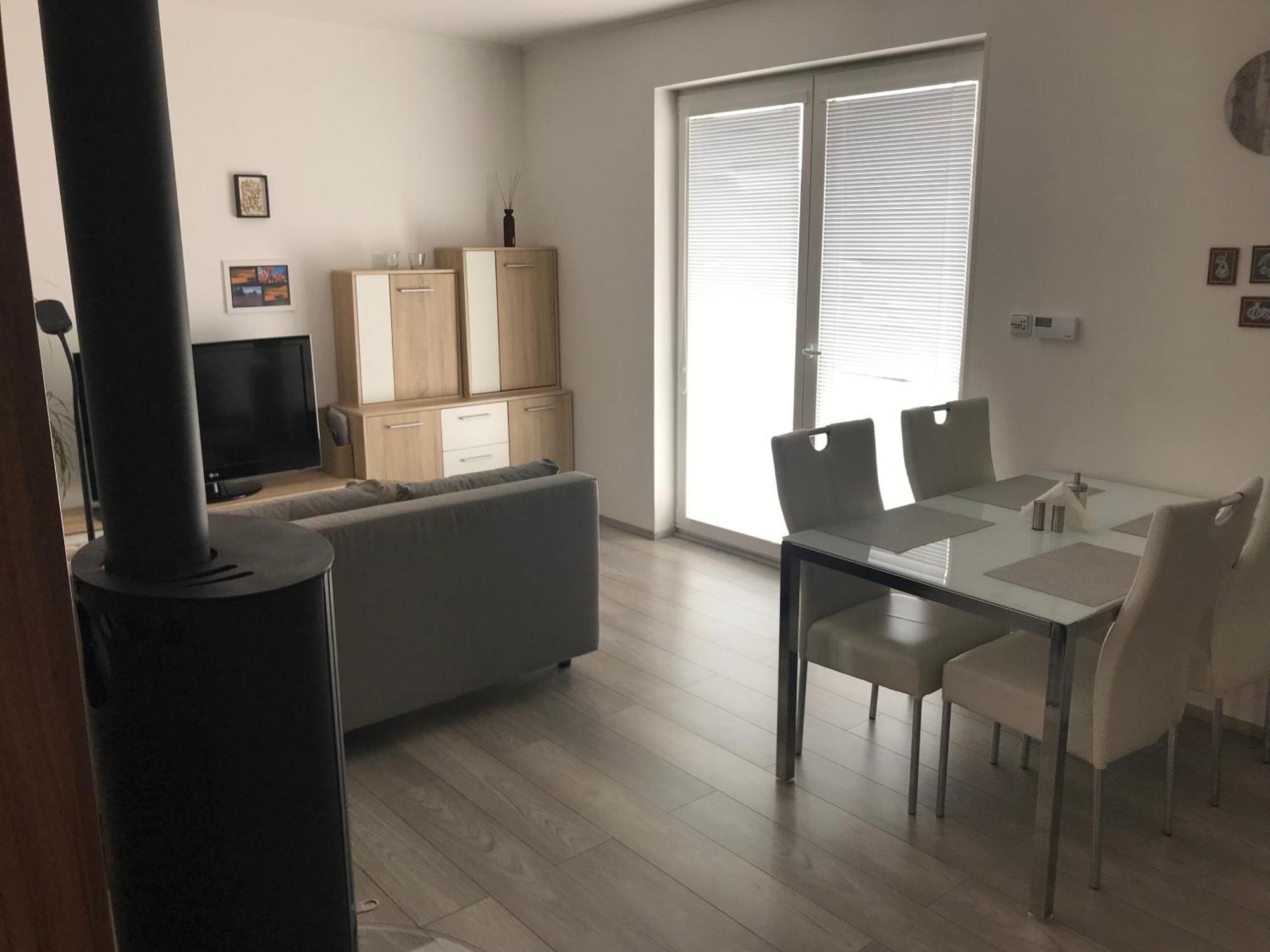 Prijemny Apartman Krovi V Rodinnem Domku Se Sdilenym Bazenem, Terasou A Zahradou Eksteriør billede