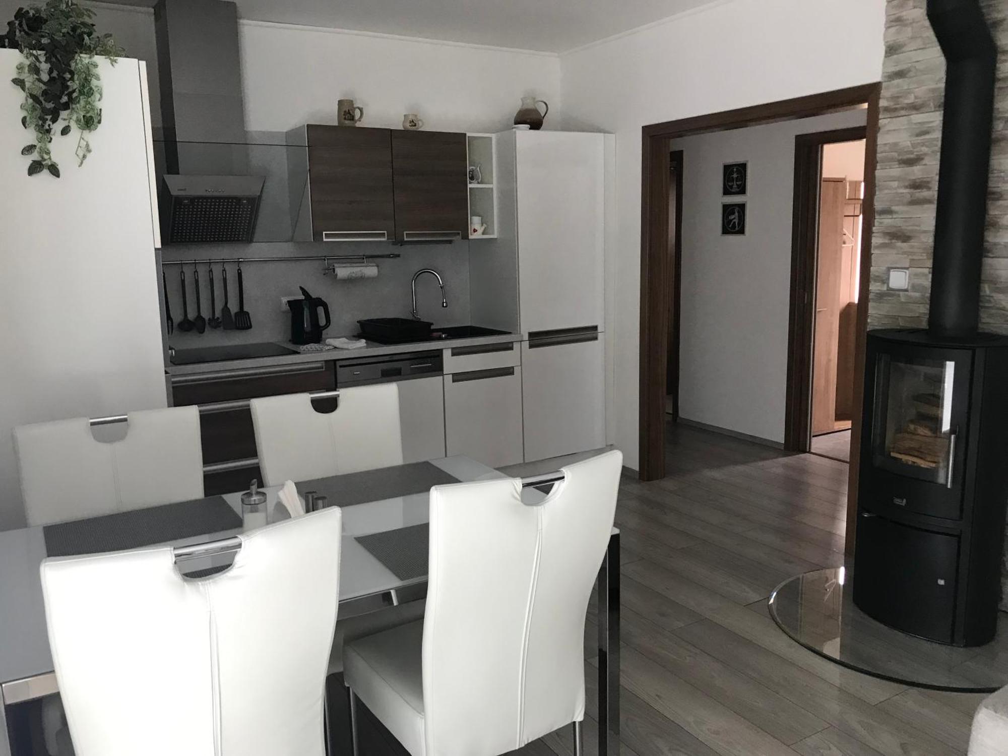 Prijemny Apartman Krovi V Rodinnem Domku Se Sdilenym Bazenem, Terasou A Zahradou Eksteriør billede