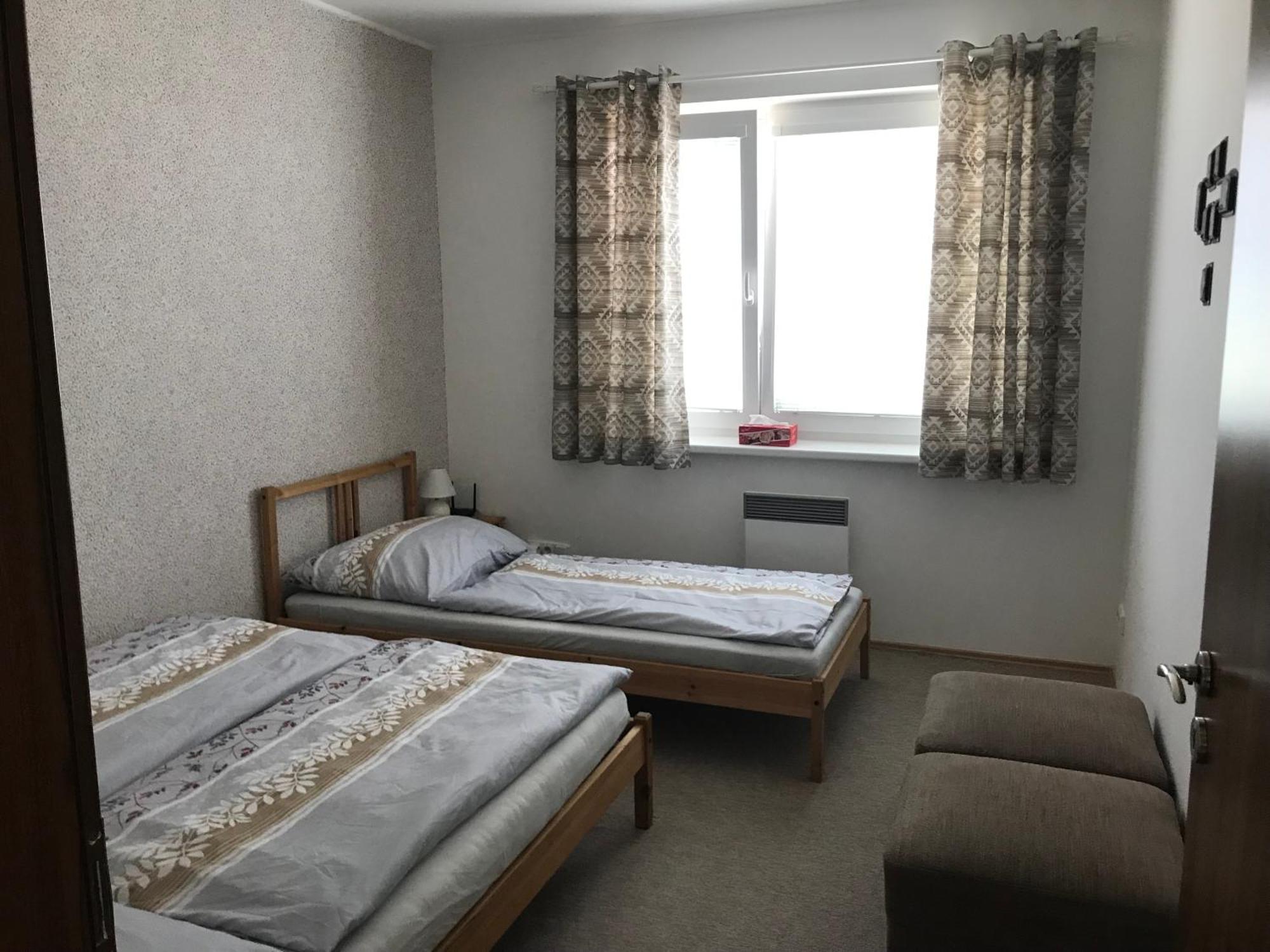 Prijemny Apartman Krovi V Rodinnem Domku Se Sdilenym Bazenem, Terasou A Zahradou Eksteriør billede